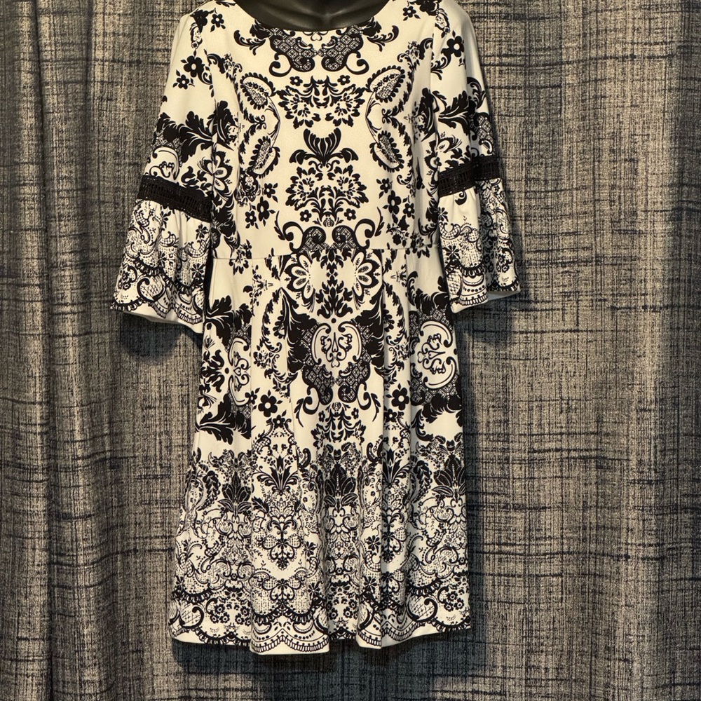 Beautiful Sandra Darren dress with lace inserts in the sleeves